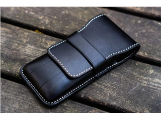 Een Galen Leather Flap Pen Case for Three Pens - Black koop je bij P.W. Akkerman Amsterdam