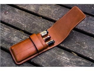 Een Galen Leather Flap Pen Case for Three Pens - Brown koop je bij P.W. Akkerman Amsterdam