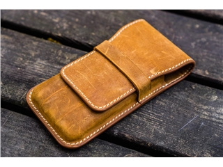 Een Galen Leather Flap Pen Case for Three Pens - Crazy Horse Brown koop je bij P.W. Akkerman Amsterdam