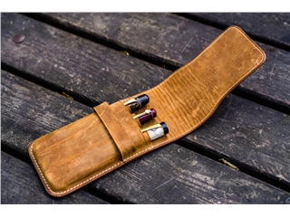 Een Galen Leather Flap Pen Case for Three Pens - Crazy Horse Brown koop je bij P.W. Akkerman Amsterdam