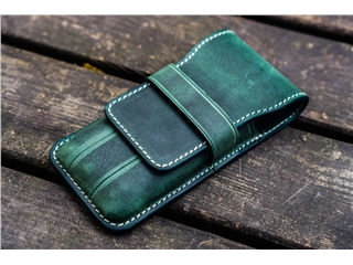 Een Galen Leather Flap Pen Case for Three Pens - Crazy Horse Forest Green koop je bij P.W. Akkerman Amsterdam