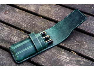 Een Galen Leather Flap Pen Case for Three Pens - Crazy Horse Forest Green koop je bij P.W. Akkerman Amsterdam