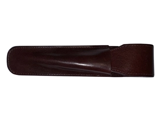 Een Verona Bordeaux Brown Leather Flap 1 Pen Etui koop je bij P.W. Akkerman Amsterdam