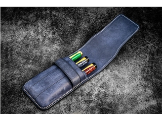 Een Galen Leather Flap Pen Case for Three Pens - Crazy Horse Navy Blue koop je bij P.W. Akkerman Amsterdam