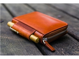 Een Galen Leather EDC Wallet - Brown koop je bij P.W. Akkerman Amsterdam