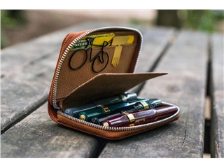 Een Galen Leather EDC Wallet - Brown koop je bij P.W. Akkerman Amsterdam