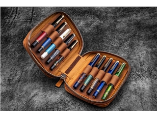 Een Galen Leather Zippered Expansi-Pouch for 10 pens - Crazy Horse Brown koop je bij P.W. Akkerman Amsterdam