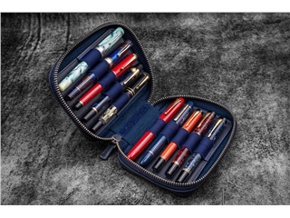 Een Galen Leather Zippered Expansi-Pouch for 10 pens - Crazy Horse Navy Blue koop je bij P.W. Akkerman Amsterdam