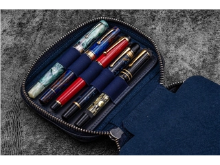 Een Galen Leather Zippered Expansi-Pouch for 10 pens - Crazy Horse Navy Blue koop je bij P.W. Akkerman Amsterdam