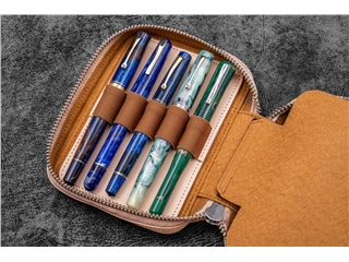 Een Galen Leather Zippered Expansi-Pouch for 10 pens - Undyed koop je bij P.W. Akkerman Amsterdam