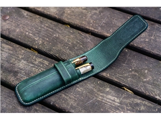 Een Galen Leather Flap Pen Case for Two Pens - Crazy Horse Forest Green koop je bij P.W. Akkerman Amsterdam