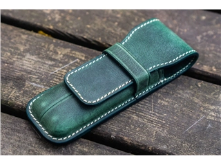 Een Galen Leather Flap Pen Case for Two Pens - Crazy Horse Forest Green koop je bij P.W. Akkerman Amsterdam