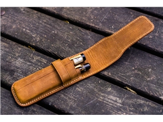 Een Galen Leather Flap Pen Case for Two Pens - Crazy Horse Brown koop je bij P.W. Akkerman Amsterdam