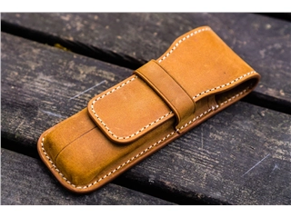 Een Galen Leather Flap Pen Case for Two Pens - Crazy Horse Brown koop je bij P.W. Akkerman Amsterdam