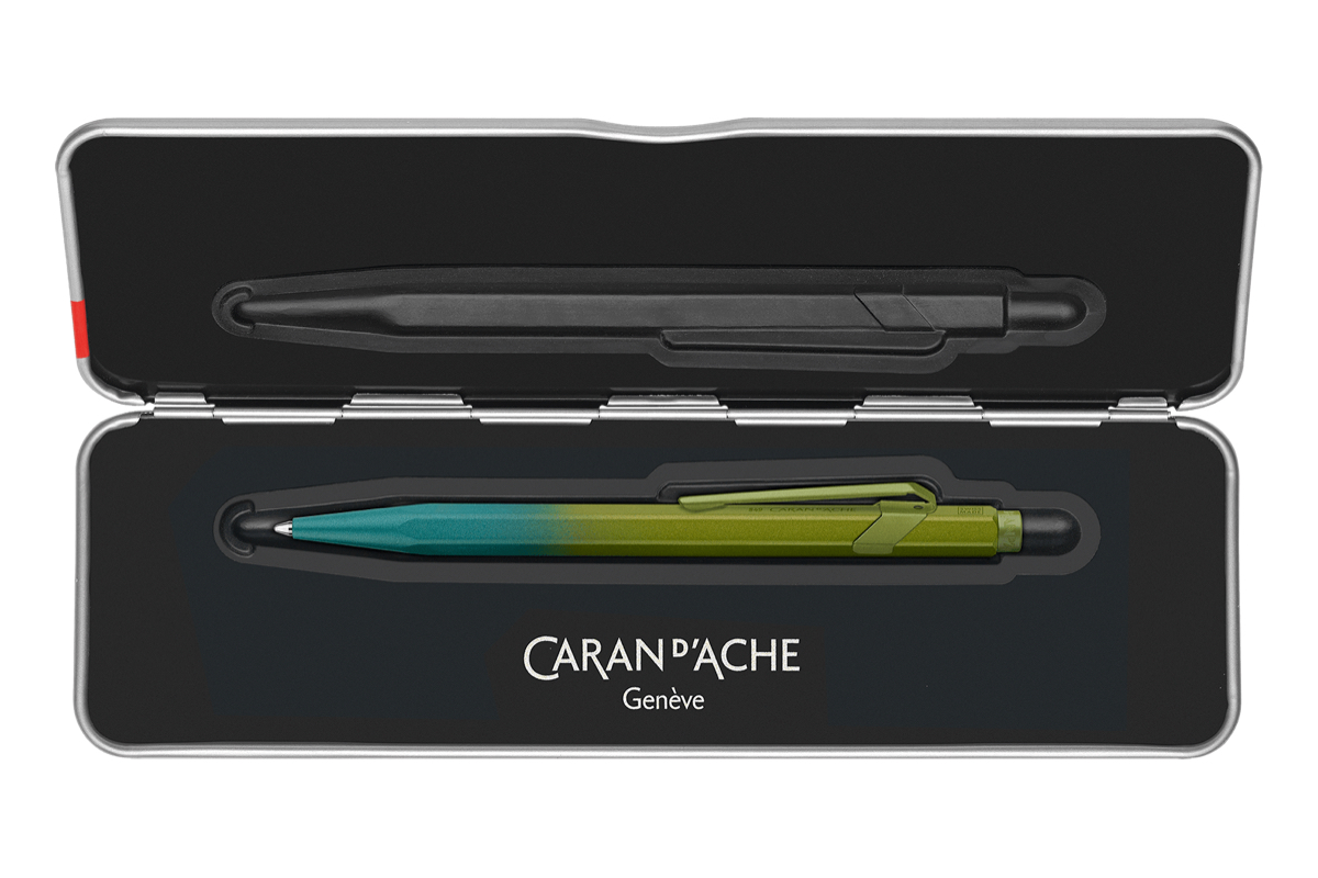 Een Caran d'Ache Claim Your Style Ed. 5 'Green Arctic' Balpen koop je bij Pengraveren.nl