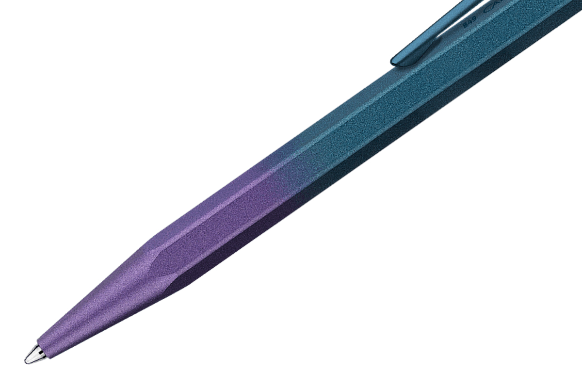 Een Caran d'Ache Claim Your Style Ed. 5 'Purple Ocean' Balpen koop je bij Pengraveren.nl