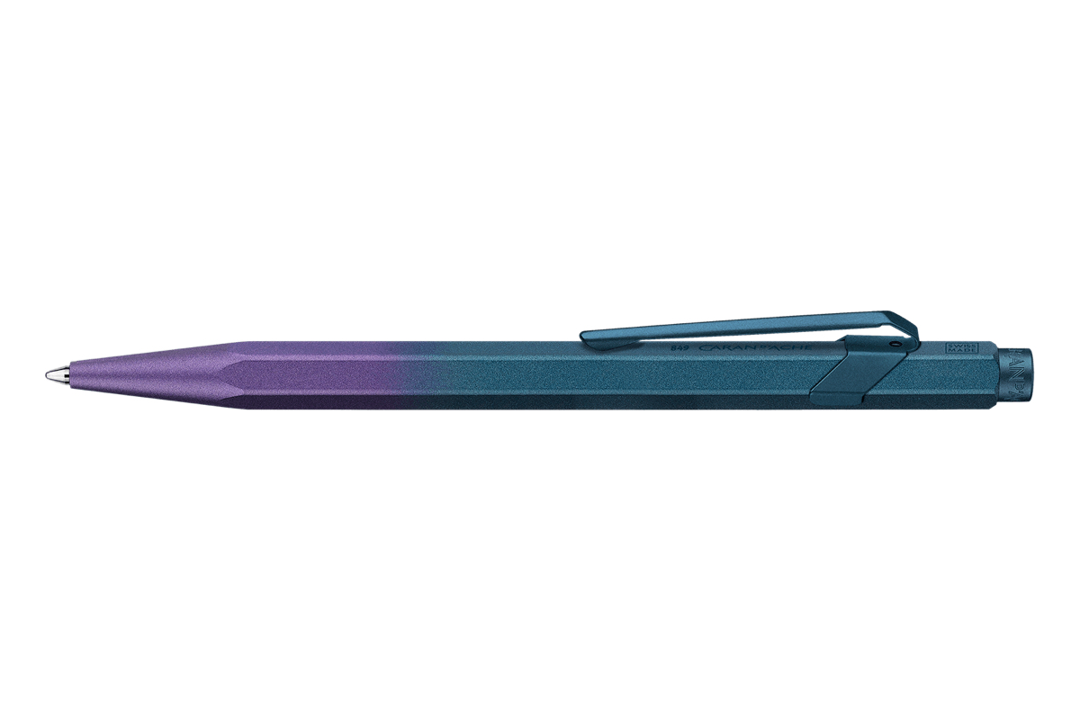 Een Caran d'Ache Claim Your Style Ed. 5 'Purple Ocean' Balpen koop je bij Pengraveren.nl