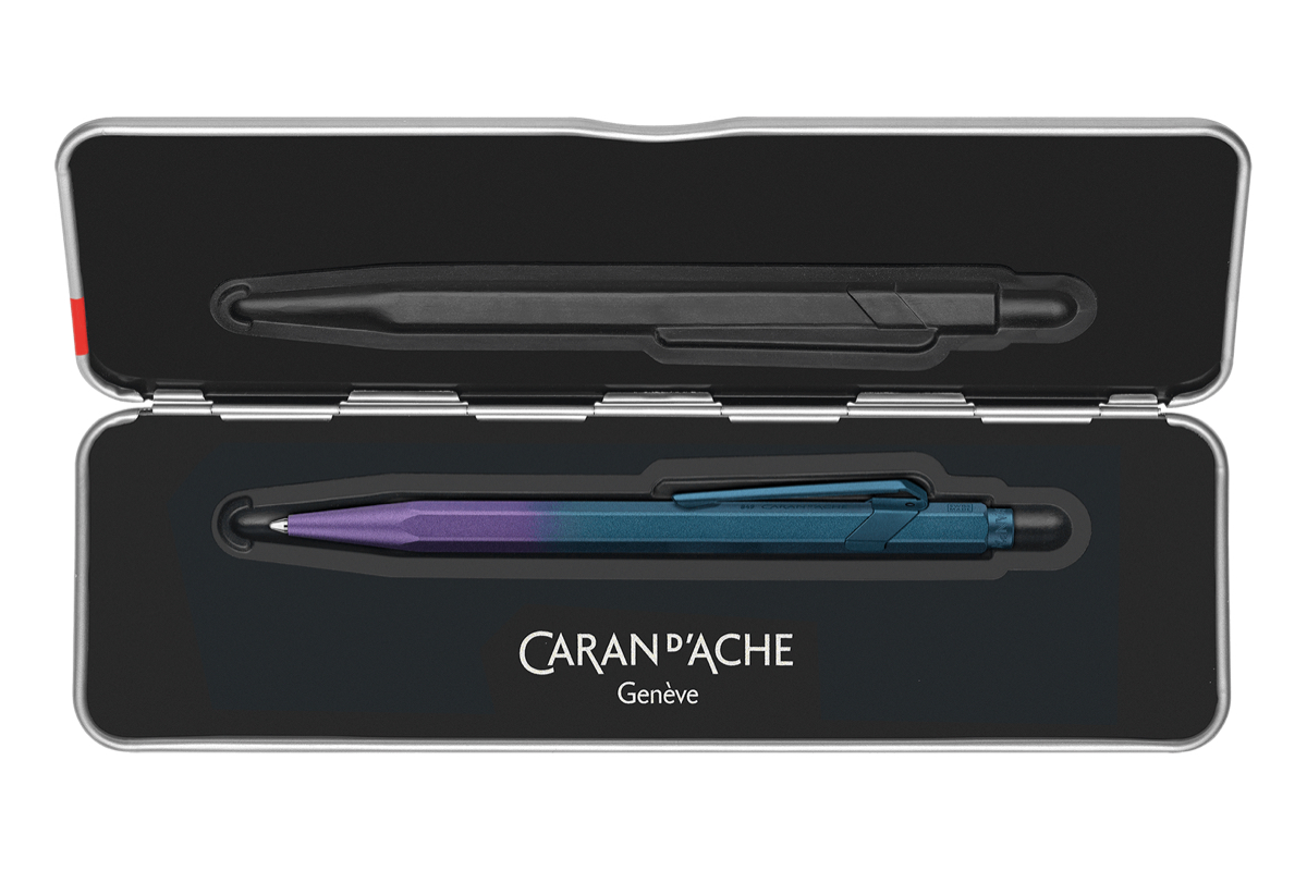 Een Caran d'Ache Claim Your Style Ed. 5 'Purple Ocean' Balpen koop je bij Pengraveren.nl