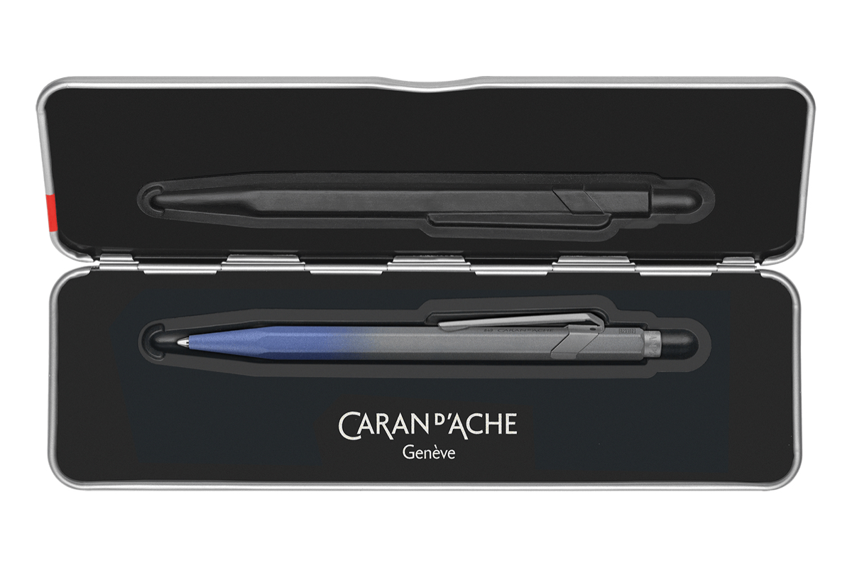 Een Caran d'Ache Claim Your Style Ed. 5 'Stormy Blue' Balpen koop je bij Pengraveren.nl