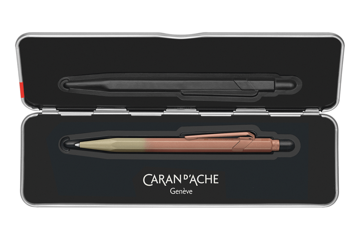 Een Caran d'Ache Claim Your Style Ed. 5 'Sunstone Pink' Balpen koop je bij Pengraveren.nl